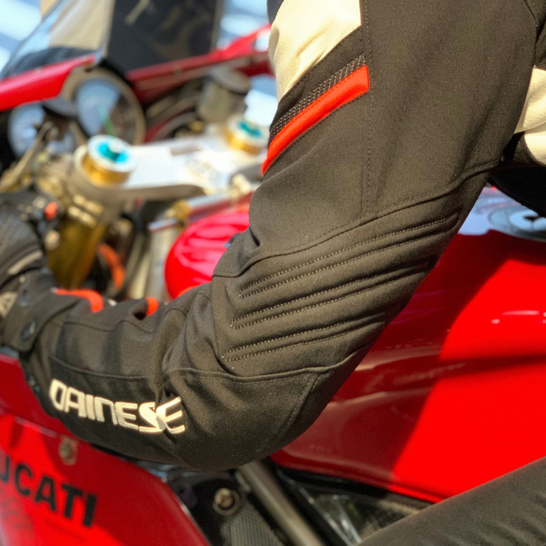 秋冬のライディングに妥協なきスポーティさを。”RACING 3 D-DRY® JACKET”